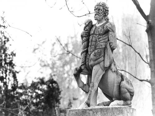 Centauro Quirón (Monumento al Doctor Félix Cerrada) / Obra de Frank Norton, Zaragoza (réplica en bronce de la original realizada por el escultor Pascual Salaverri en el año 1921)